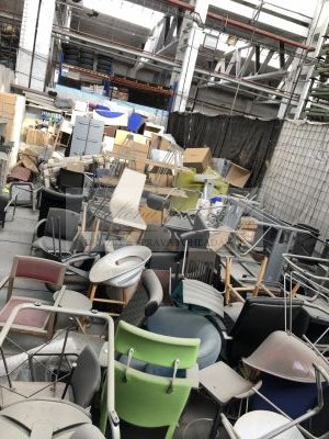 Online aukcia nábytku - stoličiek a stolov, resp. ich komponentov rôzneho materiálového prevedenia (plast, látka, drevotrieska, atď.) a tvaru