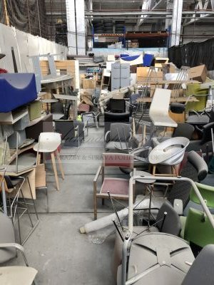 Online aukcia nábytku - stoličiek a stolov, resp. ich komponentov rôzneho materiálového prevedenia (plast, látka, drevotrieska, atď.) a tvaru