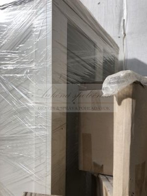 Online aukcia štyroch bielych vitrínových skríň s policami a dvoch bielych komôd z drevotriesky!