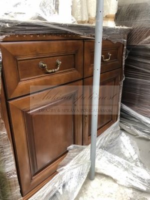 Online aukcia rustikálneho nábytku pozostávajúceho z piatich skríň (tri komody, jedna skrinka a jedna rohová vitrína), stolu, konferenčného stolíka a malého stolíka!