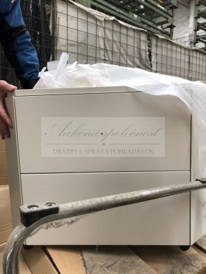 Online aukcia štyroch skriniek bielej farby na kolieskach s otváracími zásuvkami!