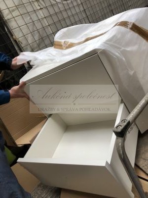 Online aukcia štyroch skriniek bielej farby na kolieskach s otváracími zásuvkami!