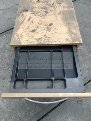 Online aukcia Hnedá skrinka so 4 zásuvkami a väčšia hnedá skrinka