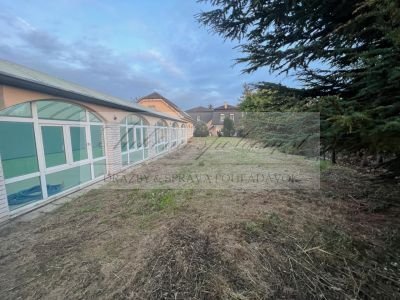 Predaj rodinného domu s dvojgarážou, bazénovou halou a wellness s pozemkom 1300 m2 v Kvetoslavove za bezkonkurenčnú cenu!