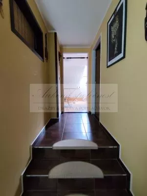 Opakovaná dražba domu v dvojdome v Malackách! NIŽŠIA CENA!