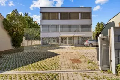 JEDINEČNÁ PONUKA - predaj administratívnej budovy so skladovými priestormi a možnosťou ubytovania na Strojníckej ulici v Bratislave!