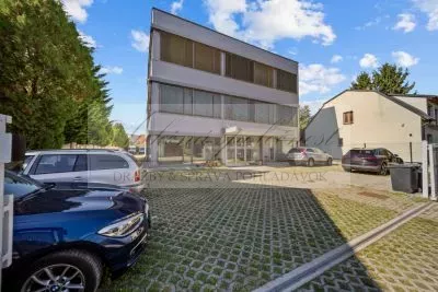 JEDINEČNÁ PONUKA - predaj administratívnej budovy so skladovými priestormi a možnosťou ubytovania na Strojníckej ulici v Bratislave!