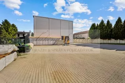 JEDINEČNÁ PONUKA - predaj administratívnej budovy so skladovými priestormi a možnosťou ubytovania na Strojníckej ulici v Bratislave!