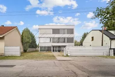 JEDINEČNÁ PONUKA - predaj administratívnej budovy so skladovými priestormi a možnosťou ubytovania na Strojníckej ulici v Bratislave!