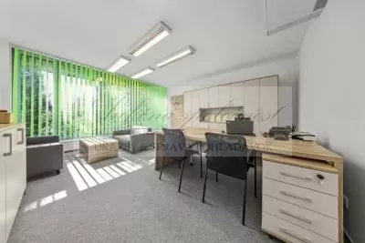 JEDINEČNÁ PONUKA - predaj administratívnej budovy so skladovými priestormi a možnosťou ubytovania na Strojníckej ulici v Bratislave!