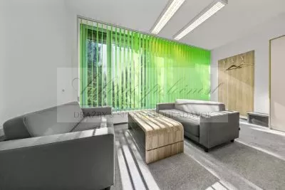 JEDINEČNÁ PONUKA - predaj administratívnej budovy so skladovými priestormi a možnosťou ubytovania na Strojníckej ulici v Bratislave!