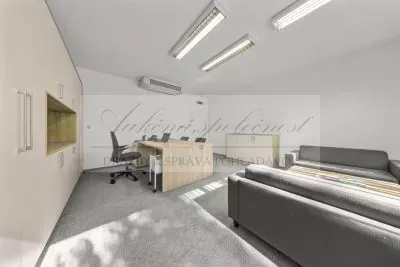 JEDINEČNÁ PONUKA - predaj administratívnej budovy so skladovými priestormi a možnosťou ubytovania na Strojníckej ulici v Bratislave!