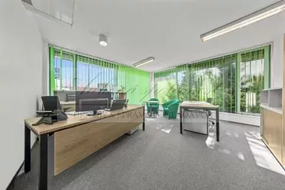 JEDINEČNÁ PONUKA - predaj administratívnej budovy so skladovými priestormi a možnosťou ubytovania na Strojníckej ulici v Bratislave!