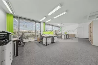 JEDINEČNÁ PONUKA - predaj administratívnej budovy so skladovými priestormi a možnosťou ubytovania na Strojníckej ulici v Bratislave!