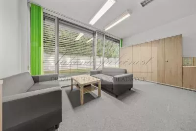 JEDINEČNÁ PONUKA - predaj administratívnej budovy so skladovými priestormi a možnosťou ubytovania na Strojníckej ulici v Bratislave!