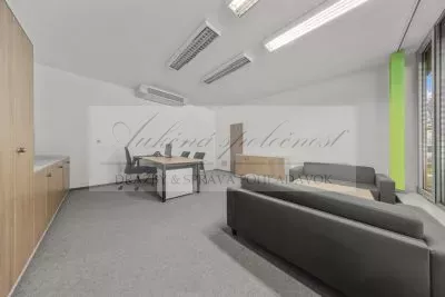 JEDINEČNÁ PONUKA - predaj administratívnej budovy so skladovými priestormi a možnosťou ubytovania na Strojníckej ulici v Bratislave!