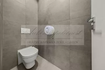 JEDINEČNÁ PONUKA - predaj administratívnej budovy so skladovými priestormi a možnosťou ubytovania na Strojníckej ulici v Bratislave!