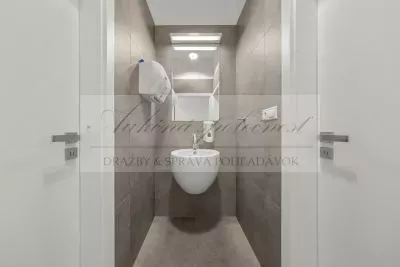 JEDINEČNÁ PONUKA - predaj administratívnej budovy so skladovými priestormi a možnosťou ubytovania na Strojníckej ulici v Bratislave!