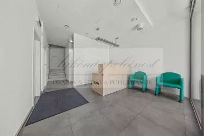 JEDINEČNÁ PONUKA - predaj administratívnej budovy so skladovými priestormi a možnosťou ubytovania na Strojníckej ulici v Bratislave!