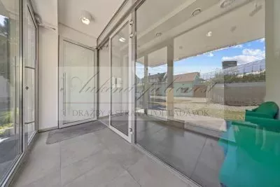 JEDINEČNÁ PONUKA - predaj administratívnej budovy so skladovými priestormi a možnosťou ubytovania na Strojníckej ulici v Bratislave!