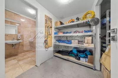 JEDINEČNÁ PONUKA - predaj administratívnej budovy so skladovými priestormi a možnosťou ubytovania na Strojníckej ulici v Bratislave!