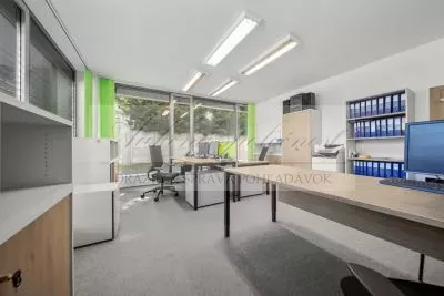 JEDINEČNÁ PONUKA - predaj administratívnej budovy so skladovými priestormi a možnosťou ubytovania na Strojníckej ulici v Bratislave!