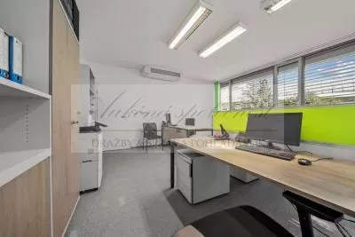 JEDINEČNÁ PONUKA - predaj administratívnej budovy so skladovými priestormi a možnosťou ubytovania na Strojníckej ulici v Bratislave!