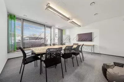 JEDINEČNÁ PONUKA - predaj administratívnej budovy so skladovými priestormi a možnosťou ubytovania na Strojníckej ulici v Bratislave!