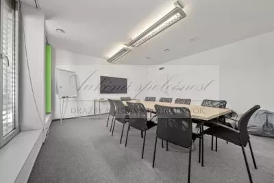 JEDINEČNÁ PONUKA - predaj administratívnej budovy so skladovými priestormi a možnosťou ubytovania na Strojníckej ulici v Bratislave!