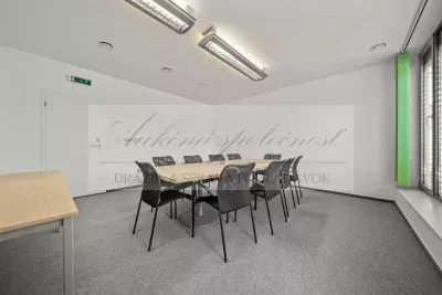 JEDINEČNÁ PONUKA - predaj administratívnej budovy so skladovými priestormi a možnosťou ubytovania na Strojníckej ulici v Bratislave!