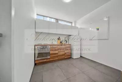 JEDINEČNÁ PONUKA - predaj administratívnej budovy so skladovými priestormi a možnosťou ubytovania na Strojníckej ulici v Bratislave!