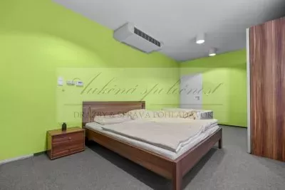 JEDINEČNÁ PONUKA - predaj administratívnej budovy so skladovými priestormi a možnosťou ubytovania na Strojníckej ulici v Bratislave!