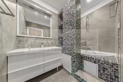 JEDINEČNÁ PONUKA - predaj administratívnej budovy so skladovými priestormi a možnosťou ubytovania na Strojníckej ulici v Bratislave!