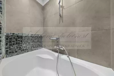 JEDINEČNÁ PONUKA - predaj administratívnej budovy so skladovými priestormi a možnosťou ubytovania na Strojníckej ulici v Bratislave!