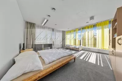 JEDINEČNÁ PONUKA - predaj administratívnej budovy so skladovými priestormi a možnosťou ubytovania na Strojníckej ulici v Bratislave!