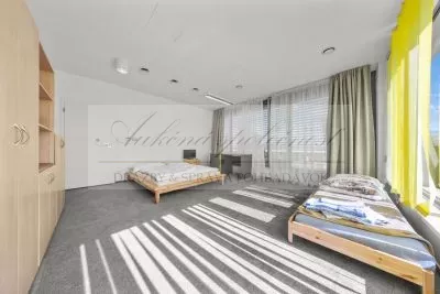 JEDINEČNÁ PONUKA - predaj administratívnej budovy so skladovými priestormi a možnosťou ubytovania na Strojníckej ulici v Bratislave!