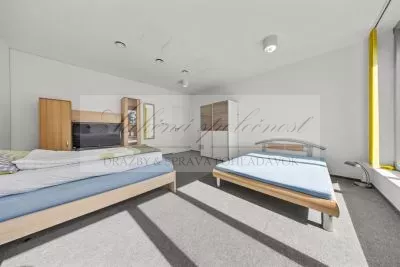 JEDINEČNÁ PONUKA - predaj administratívnej budovy so skladovými priestormi a možnosťou ubytovania na Strojníckej ulici v Bratislave!