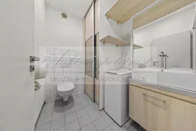 JEDINEČNÁ PONUKA - predaj administratívnej budovy so skladovými priestormi a možnosťou ubytovania na Strojníckej ulici v Bratislave!