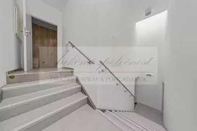 JEDINEČNÁ PONUKA - predaj administratívnej budovy so skladovými priestormi a možnosťou ubytovania na Strojníckej ulici v Bratislave!