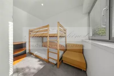 JEDINEČNÁ PONUKA - predaj administratívnej budovy so skladovými priestormi a možnosťou ubytovania na Strojníckej ulici v Bratislave!