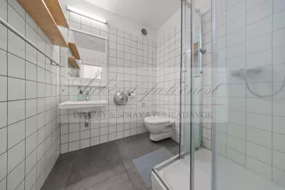 JEDINEČNÁ PONUKA - predaj administratívnej budovy so skladovými priestormi a možnosťou ubytovania na Strojníckej ulici v Bratislave!