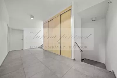 JEDINEČNÁ PONUKA - predaj administratívnej budovy so skladovými priestormi a možnosťou ubytovania na Strojníckej ulici v Bratislave!