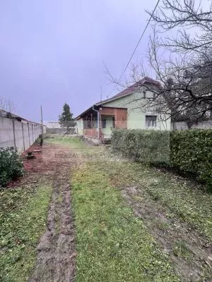 Rodinný dom s priestranným pozemkom na priamy predaj v centre obce Hviezdoslavov