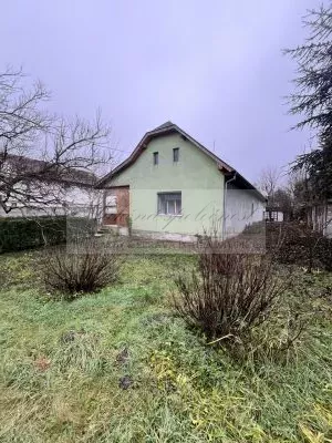 Rodinný dom s priestranným pozemkom na priamy predaj v centre obce Hviezdoslavov