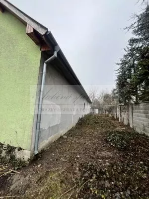 Rodinný dom s priestranným pozemkom na priamy predaj v centre obce Hviezdoslavov