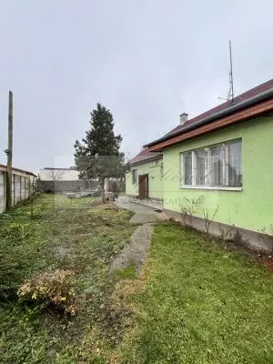 Rodinný dom s priestranným pozemkom na priamy predaj v centre obce Hviezdoslavov