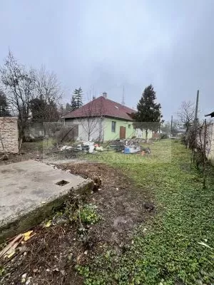 Rodinný dom s priestranným pozemkom na priamy predaj v centre obce Hviezdoslavov