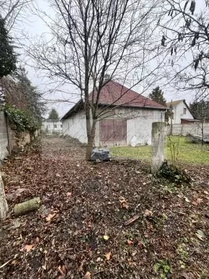 Rodinný dom s priestranným pozemkom na priamy predaj v centre obce Hviezdoslavov