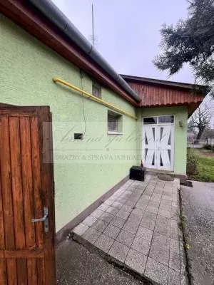 Rodinný dom s priestranným pozemkom na priamy predaj v centre obce Hviezdoslavov