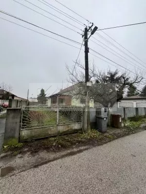 Rodinný dom s priestranným pozemkom na priamy predaj v centre obce Hviezdoslavov